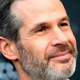 Simon Kinberg en una premiere de The Twilight Zone